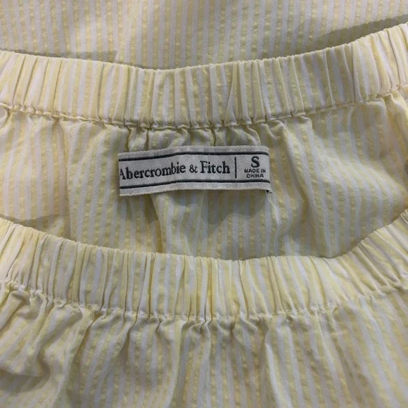 Abercrombie pale yellow seersucker off the shoulder top. Size small. - Picture 5 of 5